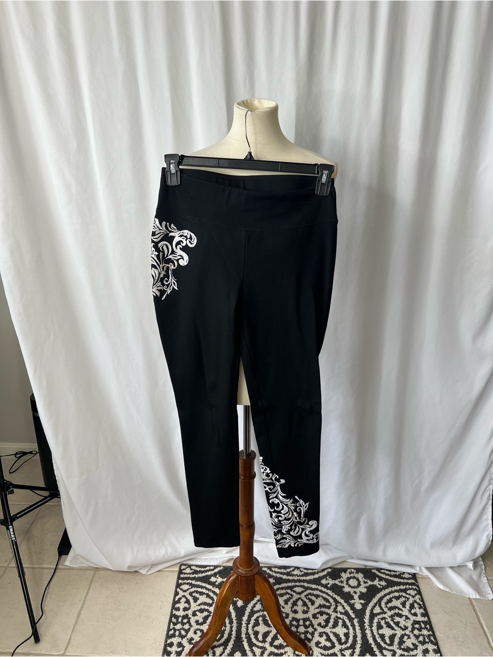 INC International Concepts Black Cropped Leggings | Size 6 |